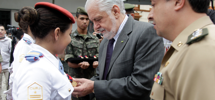 Wagner entregou também a medalha Graça Couto aos primeiros alunos do colégio