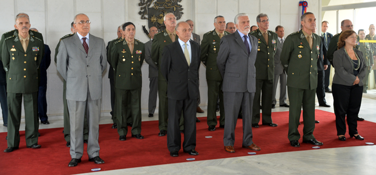 Ministro Jaques Wagner ao lado do comandante do Exército, general Villas Bôas: promoção dos oficiais ao posto de general-de-brigada