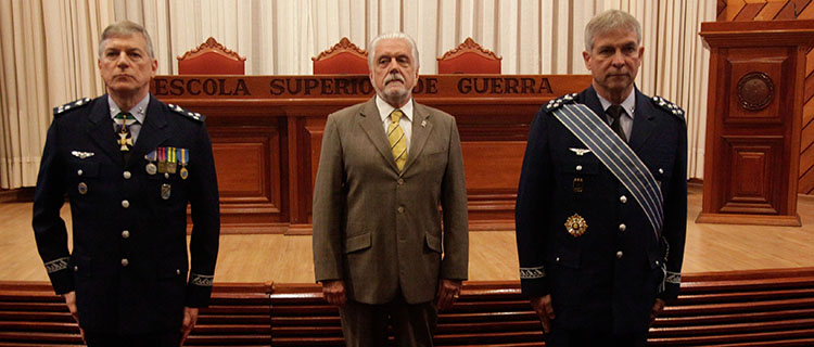 Jaques Wagner entre os brigadeiros Gracza e Rodrigues Filho: nova ordem multipolar inspira os trabalhos da Escola Superior de Guerra