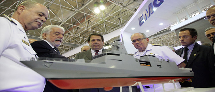 Jaques Wagner percorreu os cinco pavilhões da LAAD 2005. Visitou, entre outros, o estande da Emgeprom, empresa ligada à Marinha