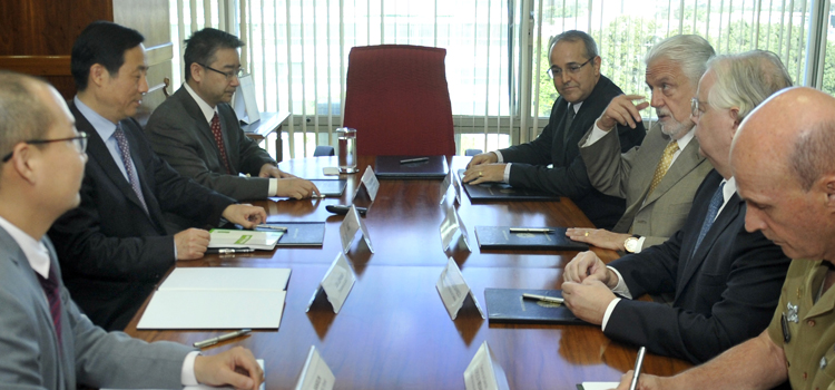 Ministro Jaques Wagner em reunião com o ministro chinês Xu Dazhe.