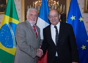 Ministro Wagner com o colega da Defesa, da França, Jean-Yves Le Drian.