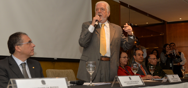 Ministro Jaques Wagner defende a continuidade de projetos estratégicos de defesa