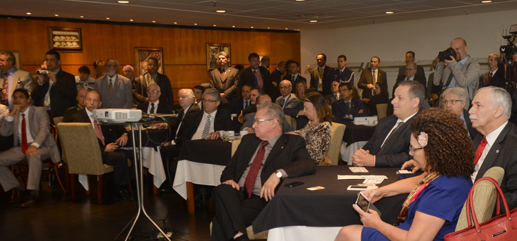 A Frente Parlamentar Mista da Defesa Nacional é composta por 200 parlamentares, entre deputados e senadores 