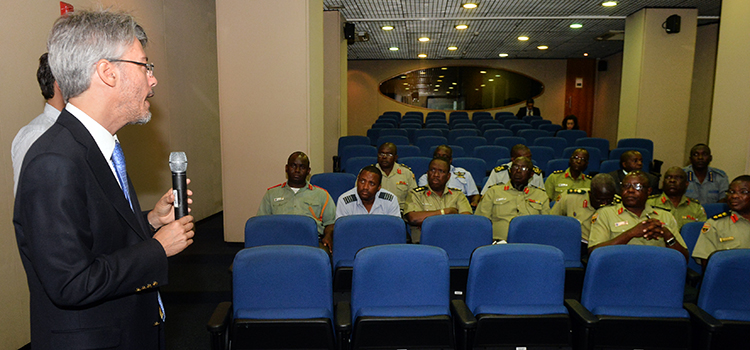 Programa Mais Alimentos, do governo federal, foi apresentado à comitiva estrangeira. Iniciativa provê crédito especial a agricultores familiares