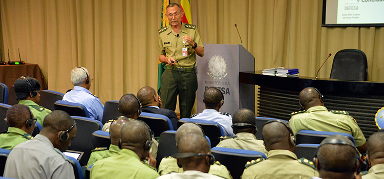 O alistamento militar no Brasil é obrigatório aos jovens do sexo masculino no ano em que completam 18 anos