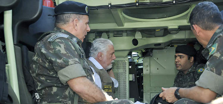 O veículo blindado Guarani é utilizado em operações militares de ataque, missões de paz, patrulhamento e defesa.