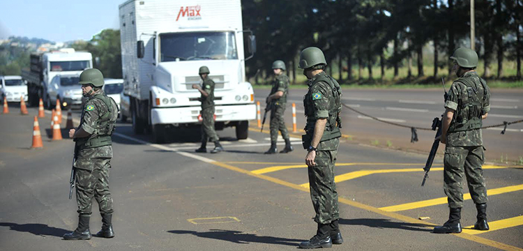Militares realizam bloqueio de controle em estradas durante a Ágata 9