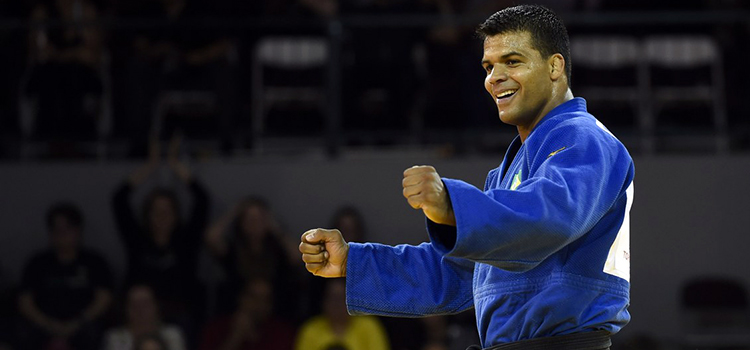 O medalhista de ouro Luciano Correa diz que presta continência pelo orgulho de representar as Forças Armadas