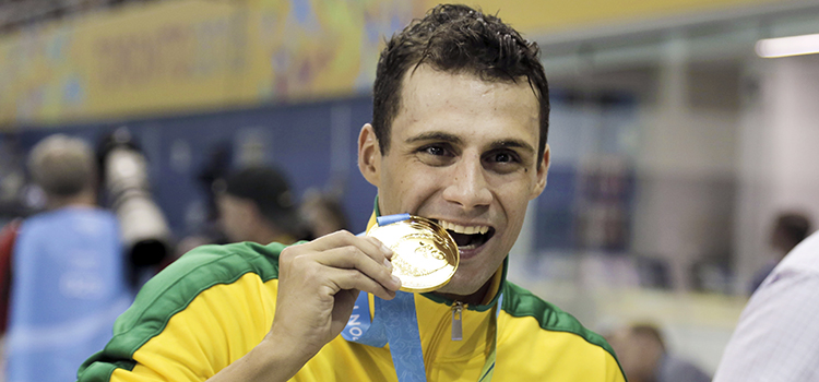 "Represento o Exército Brasileiro. Somos ensinados que, sempre que o hino toca, o militar, por respeito, tem de prestar continência e ficar em posição de sentido.", diz Léo de Deus, campeão dos 200m borboleta