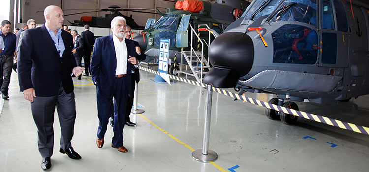 Ministro da Defesa visita a Helibras