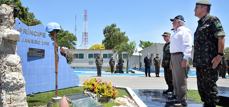 Ministro prestou homenagem às vítimas do terremoto que destruiu o Haiti em 2010
