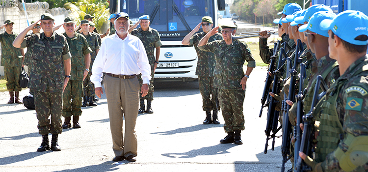 Jaques Wagner percorreu as áreas de operações da Minustah e os projetos setoriais de impacto social, junto dos comandantes das Forças