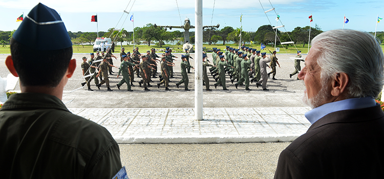 Ministro Wagner assiste encerramento do evento, com desfile da tropa em continência.