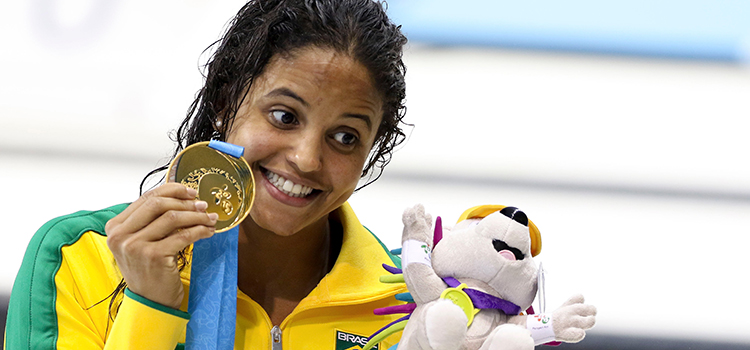 Etiene Medeiros, atleta da Marinha, obteve ouro nos 100 m costas