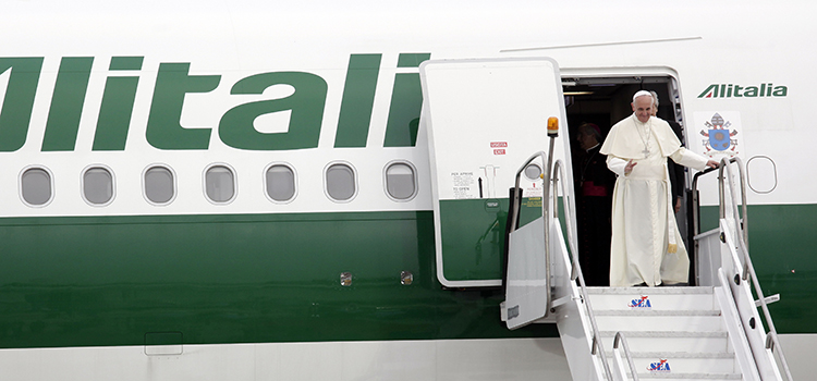 Papa Francisco desembarcando no Rio de Janeiro para a Jornada Mundial da Juventude 2013