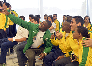 A cerimônia foi marcada por selfies entre os atletas