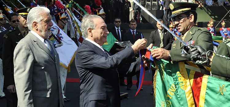 O vice-presidente Michel Temer condecorou estandarte de organização militar agraciada