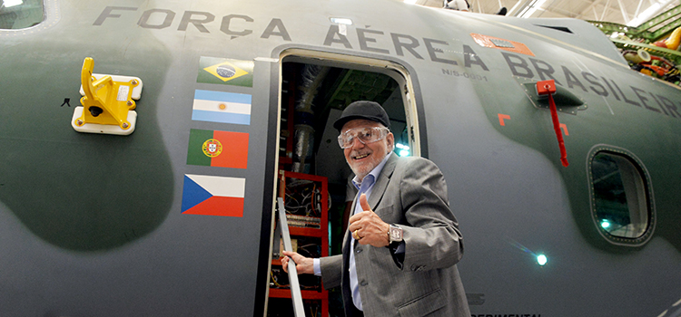 Ministro Jaques Wagner conhece cargueiro KC-390