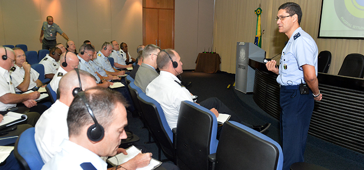 Em palestra, o subchefe de Política e Estratégia, brigadeiro Santos defende ser fundamental ter Forças Armadas proporcionais à estatura do País