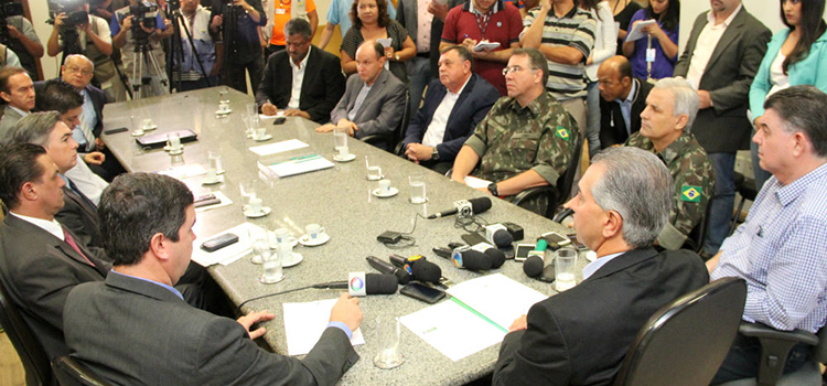 Governador Reinaldo Azambuja em entrevista coletiva sobre o conflito entre indígenas e proprietários rurais