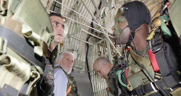 Wagner acompanha o lançamento de paraquedistas do Hércules C-130