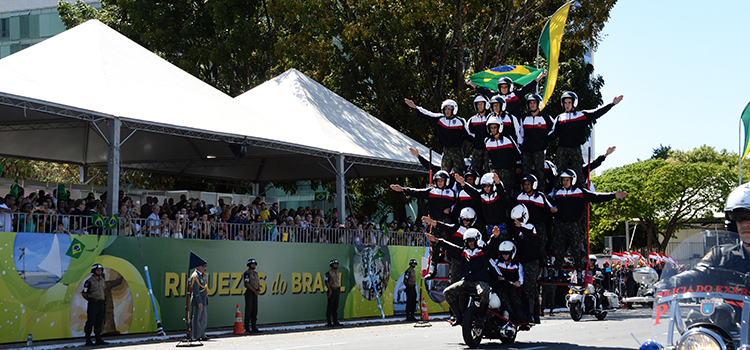 Pirâmide Humana é uma das atrações do desfile de 7 de setembro