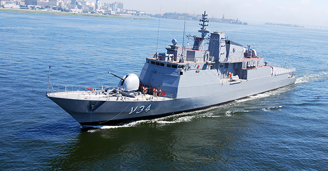 Corveta brasileira auxiliou o resgate de imigrantes no Mar Mediterrâneo na tarde desta sexta-feira