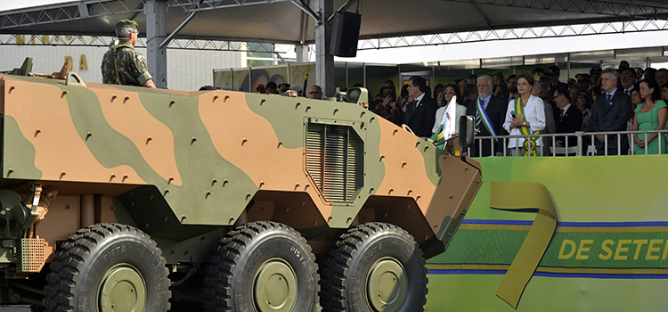 Comandante Militar do Planalto, general Racine Bezerra, inicia o desfile a bordo de uma viatura blindada Guarani, do Exército Brasileiro