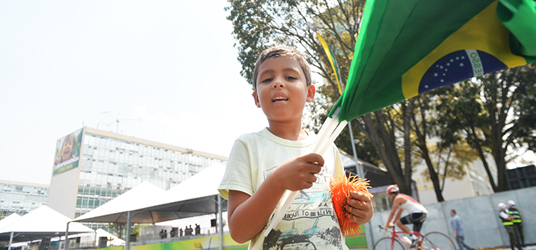 O pequeno Zé Hiltinho encantou-se com as manobras da Esquadrilha da Fumaça. Morador do Piauí, já quer voltar no desfile do ano que vem 