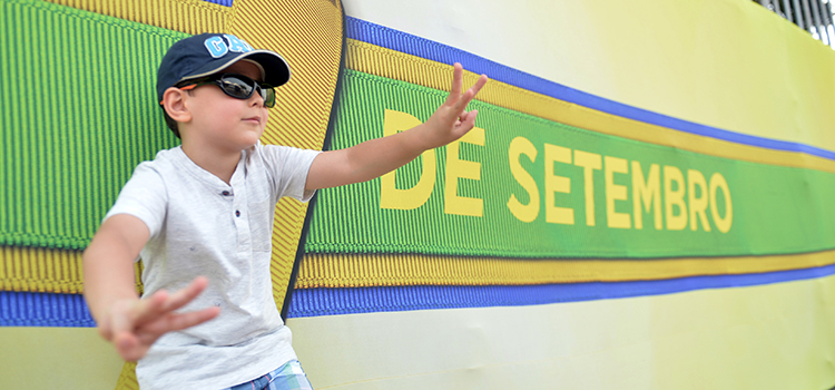 De Brasília, Luís Felipe fez charme para as fotos e adorou "os aviões"