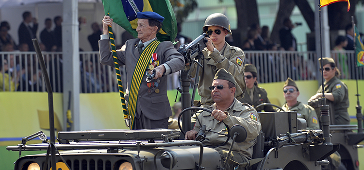 Coronel Nestor, veterano da 2ª Guerra Mundial, foi homenageado na formatura cívico-militar pelos 70 anos da vitória do país na Itália