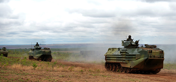 Militares treinam para manter as condições de pronto emprego da Força Naval em situações de emergência.