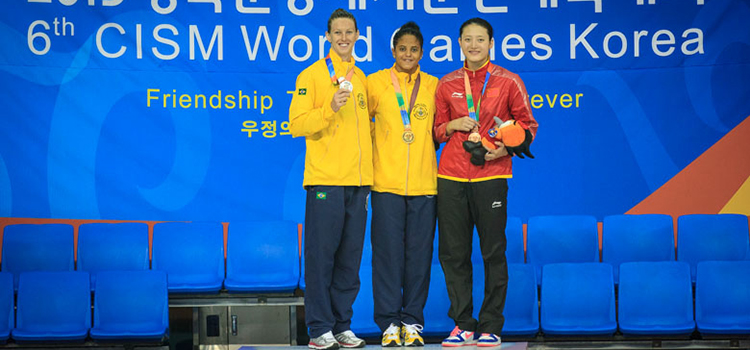 A sargento da Marinha Etiene Medeiros ganhou duas medalhas de ouro: uma nos 50 m livre e outra nos 100 m costas