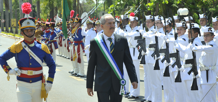 Novo ministro da Defesa passa em revista às tropas, em recepção com honras militares 