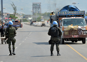 Militares atuando no controle de vias