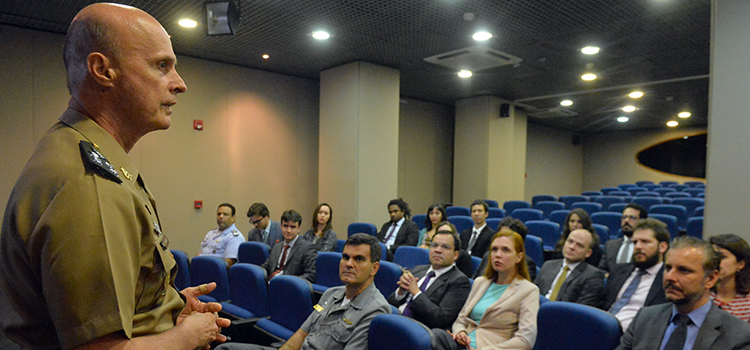 Aprovados para carreira de diplomata conhecem unidades militares das Forças Armadas