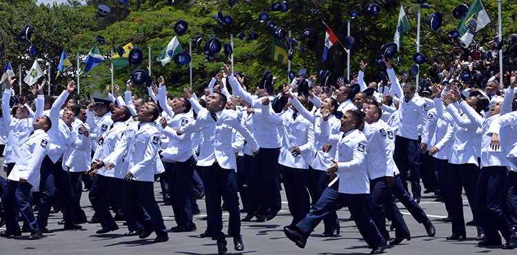 Familiares e amigos se reuniram para prestigiar 564 homens e mulheres que concluíram o curso de sargento da EEAR