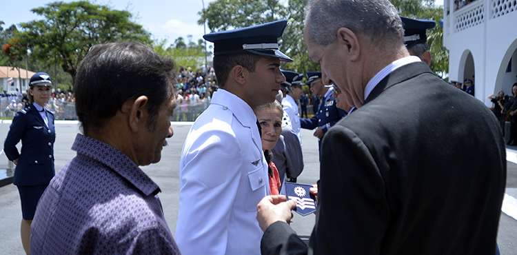 Ministro da Defesa saúda formandos da Escola de Especialistas de Aeronáutica