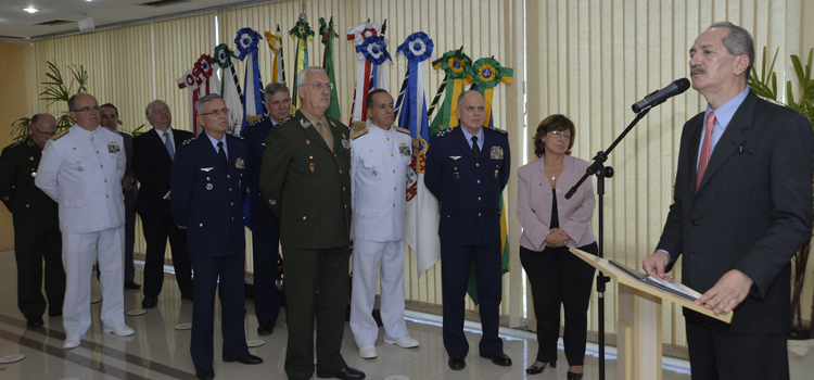 O ministro Aldo agradeceu o trabalho prestado pela ex-secretária Eva e destacou a confiança do general Joaquim Silva e Luna