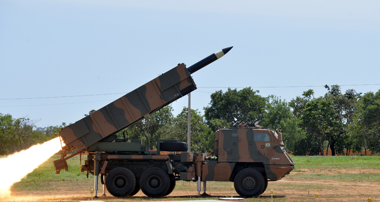 Sistema ASTROS 2020 possibilita o lançamento de mísseis partindo da plataforma da nova viatura lançadora múltipla universal 