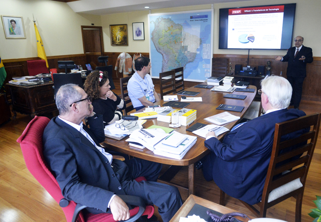 O ministro tem conversado com integrantes de associações, federações e representantes da indústria de defesa, sobre os produtos de defesa 