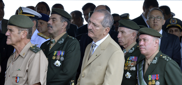 Ministro Aldo Rebelo acompanha cerimônias de troca de comandos no CMSE