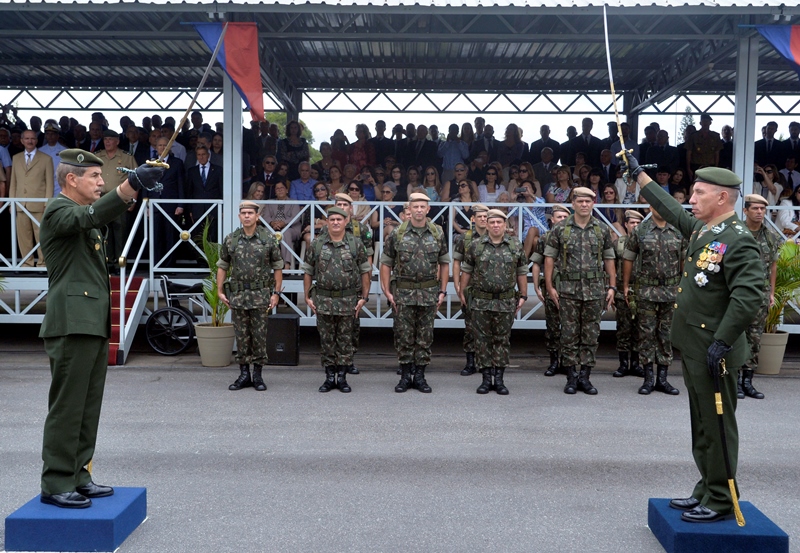 General Carlos dos Santos Sardinha (esq.) passa o comando da 2ª DE ao general Décio Luís Schons