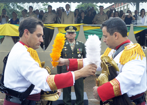 Troca de penachos entre o antigo e o novo comandantes