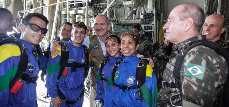 Dentre os paraquedistas estavam as sargentos Juliana Rodrigues de Souza e Laila Graziela Bernardes Suscin, medalhistas de bronze dos 5º Jogos Mundiais Militares