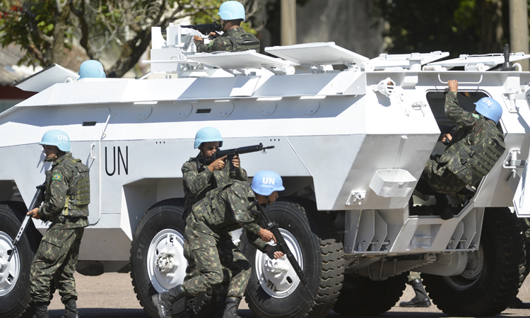 Militares treinam exercício de patrulha com apoio do Veículo Blindado Urutu