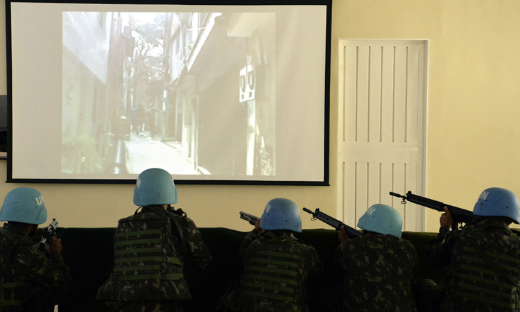 Simulação projeta imagens gravadas de situações urbanas no Haiti para instruir militares 