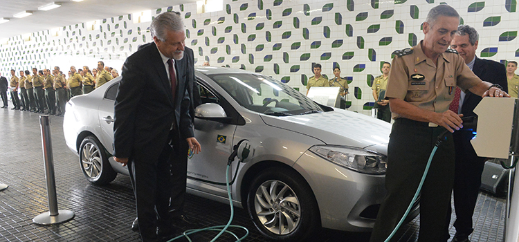 O comandante do Exército, general Villas Bôas, e o Diretor da Itaipu Binacional, Jorge Samek, abastecem o primeiro veículo elétrico