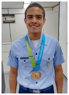 Atleta da FAB, Bernardo Oliveira, medalhista na modalidade tiro com arco, no Pan de Toronto
